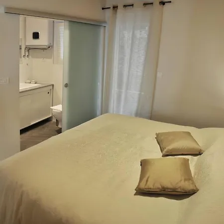 Πανσιόν Triple In The Center *